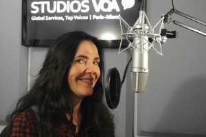 Portrait de Voix By Studio VOA - Delphine, comédienne voix off haute en couleur !